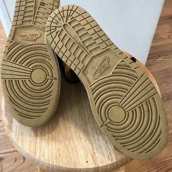 Vintage Air Jordan Retro 1 Black and gold.
Excellent condition  size 5 - Picture 6 of 10